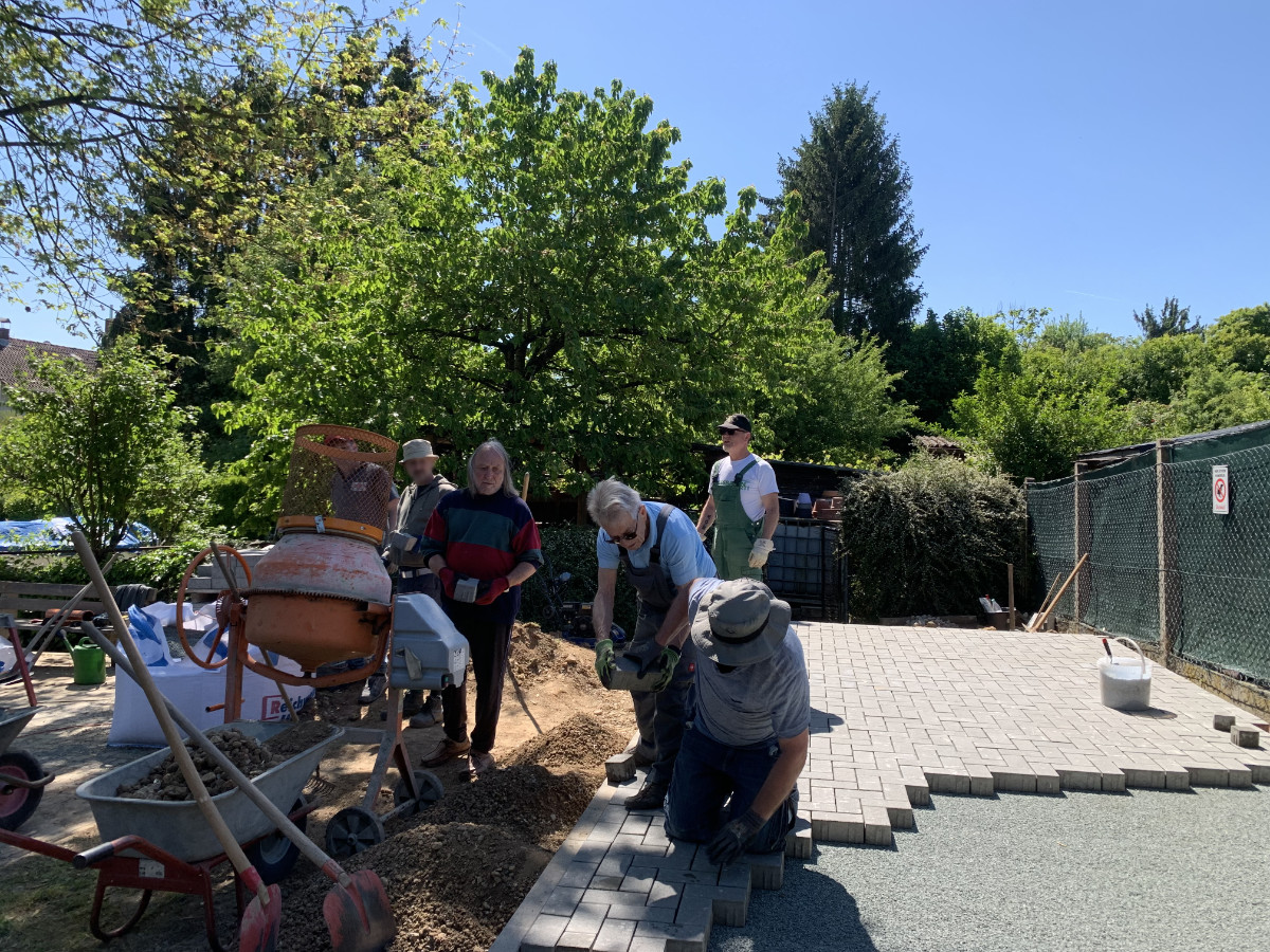 Der Baustellentrupp baut eine neue Plattform