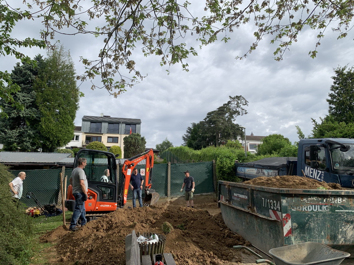 Der Baustellentrupp baut eine neue Plattform