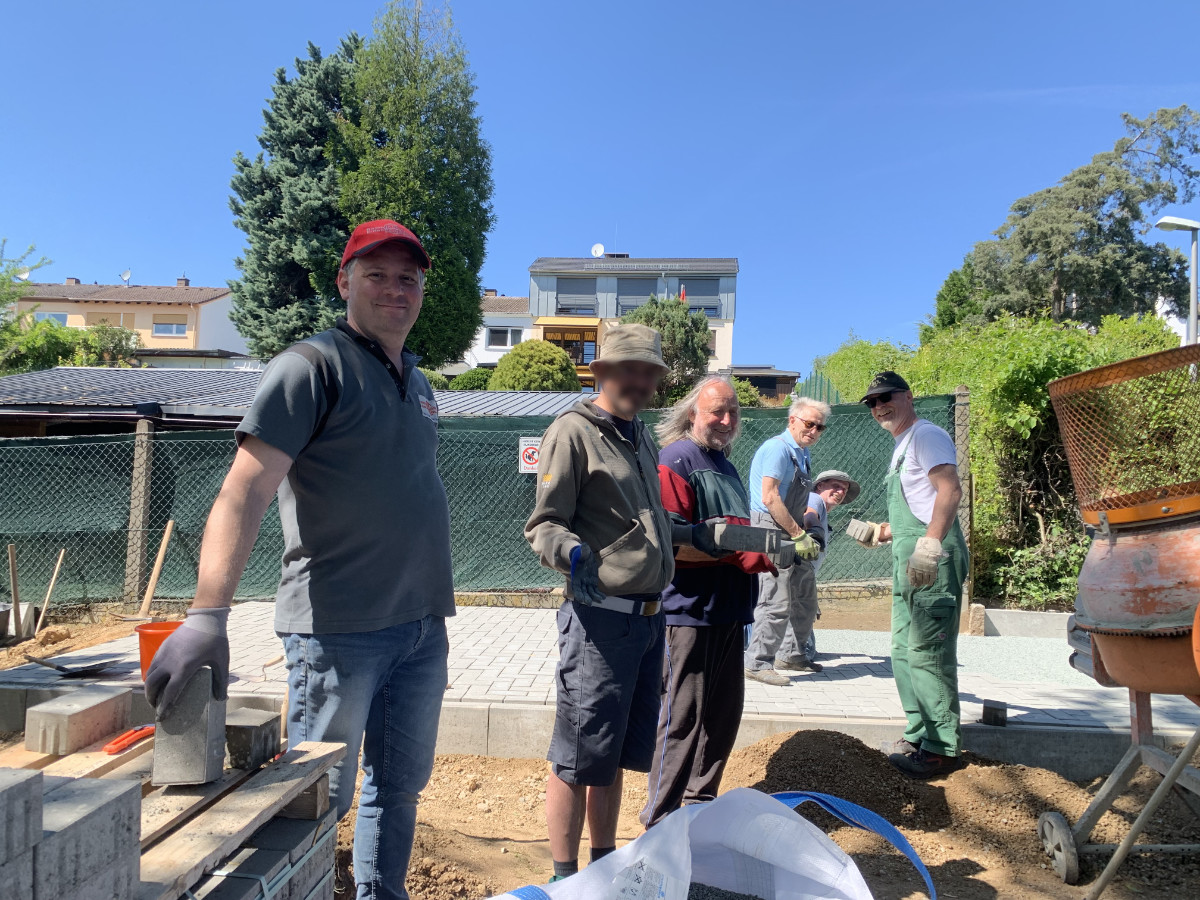 Der Baustellentrupp baut eine neue Plattform