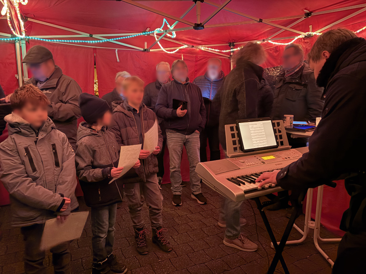 Der lebendige Adventskalender mit Kinder- und Männerchor, Glühwein, Punsch und Schmalzbroten ist der letzte Höhepunkt im Jahr der Siedlergemeinschaft