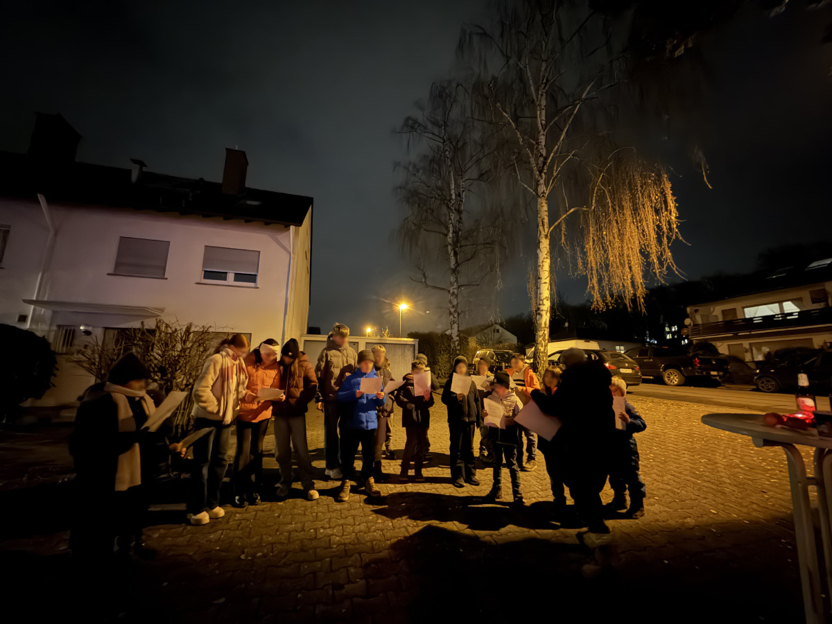 Der lebendige Adventskalender mit Kinder- und Männerchor, Glühwein, Punsch und Schmalzbroten ist der letzte Höhepunkt im Jahr der Siedlergemeinschaft